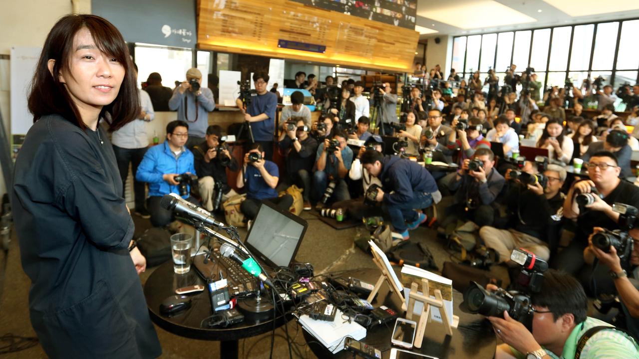 Literaturnobelpreisträgerin Han Kang steht bei einer Pressekonferenz vor einem Tisch mit Mikrofonen und Laptops, dahinter sind Medienvertretende. Literaturnobelpreisträgerin Han Kang steht bei einer Pressekonferenz vor einem Tisch mit Mikrofonen und Laptops, dahinter sind Medienvertretende.