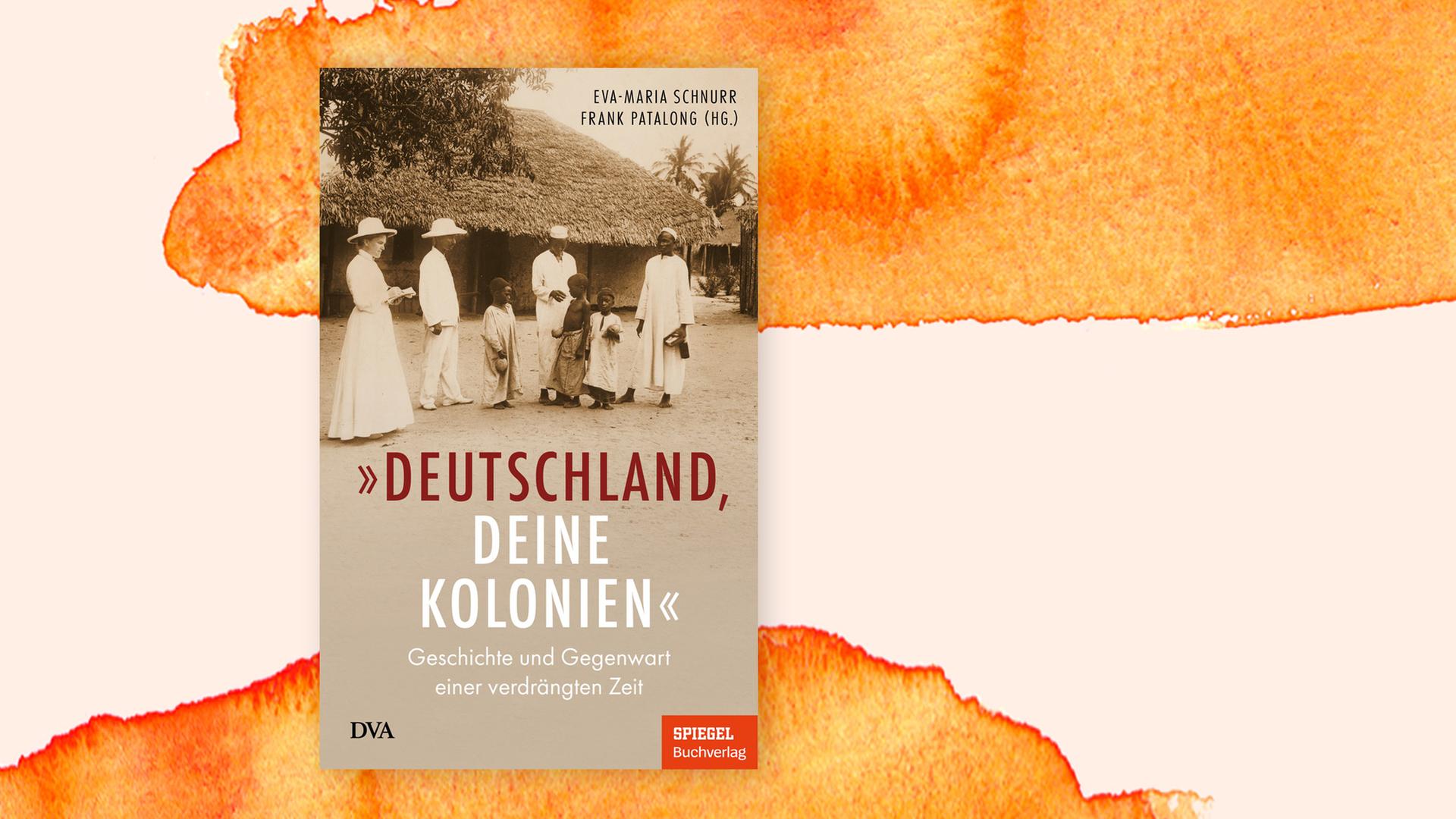 Covercollage mit dem Cover des Buches "Deutschland, Deine Kolonien" auf orangefarbenem Untergrund. Auf dem Cover stehen vier Erwachsene mit Hüten und in weißer Kleidung zusammen mit drei kleineren Kindern vor einer Art Lehmhütte. Die sepiafarbene Fotografie ist offenbar eine Originalaufnahme aus einer deutschen Kolonie. Covercollage mit dem Cover des Buches "Deutschland, Deine Kolonien" auf orangefarbenem Untergrund. Auf dem Cover stehen vier Erwachsene mit Hüten und in weißer Kleidung zusammen mit drei kleineren Kindern vor einer Art Lehmhütte. Die sepiafarbene Fotografie ist offenbar eine Originalaufnahme aus einer deutschen Kolonie.