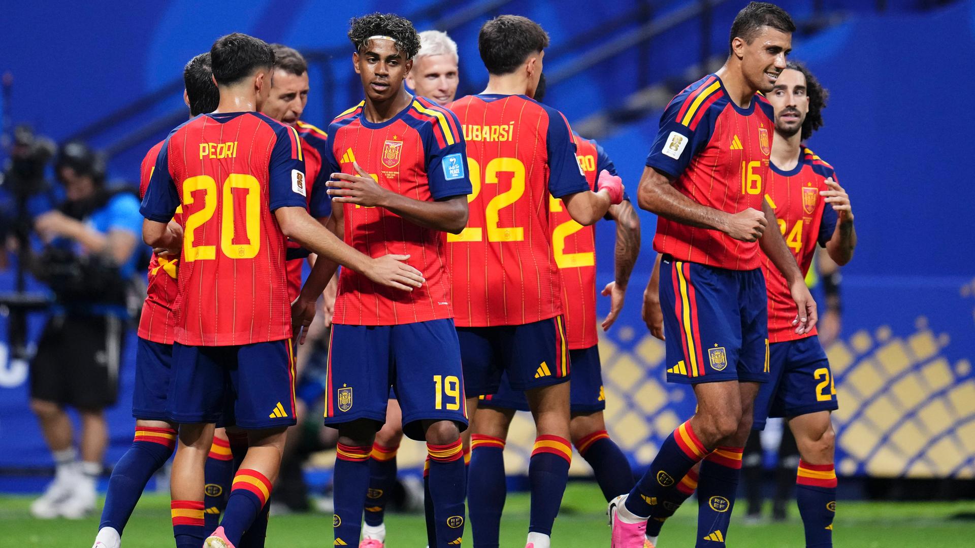 Die spanische Fußball-Nationalmannschaft jubelt nach einem Tor.