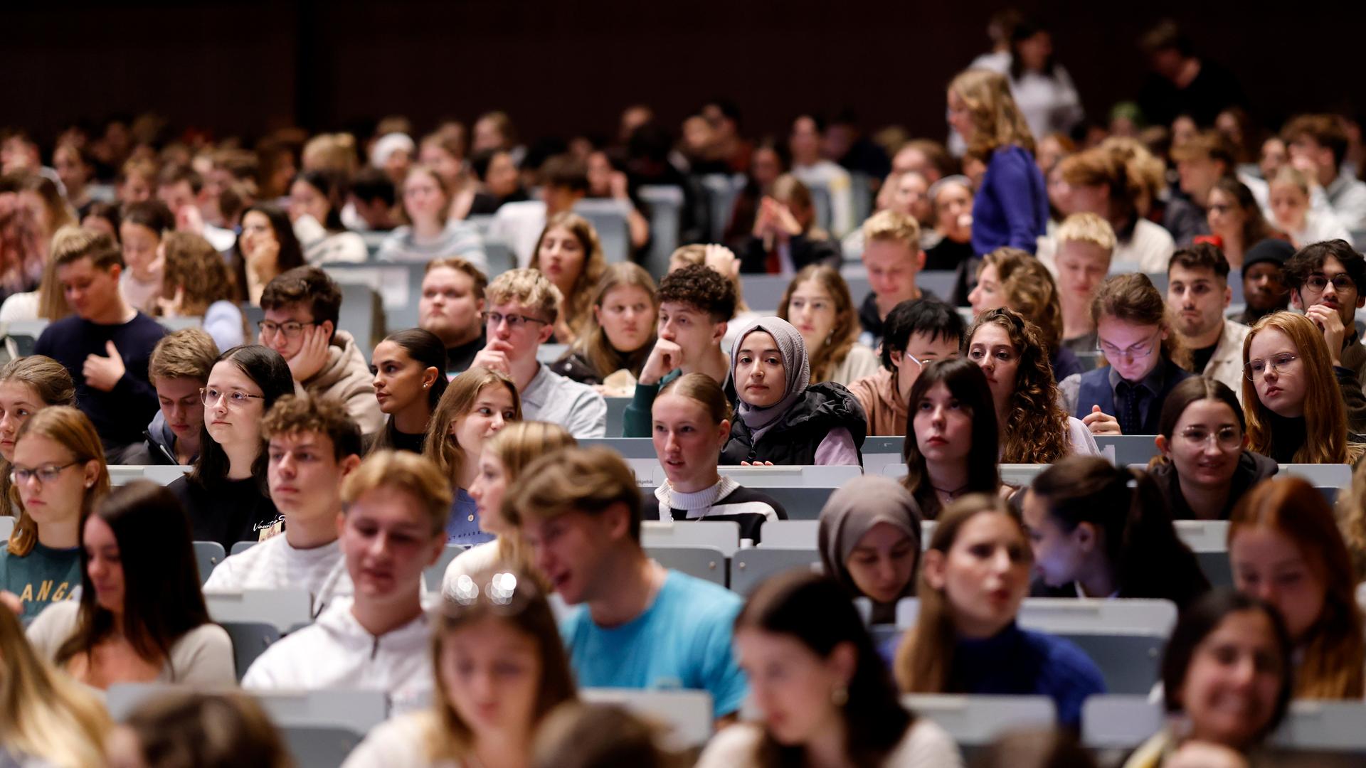 Studenten im Hoersaal am Tag der Erstsemesterbegrueßung zum Wintersemester