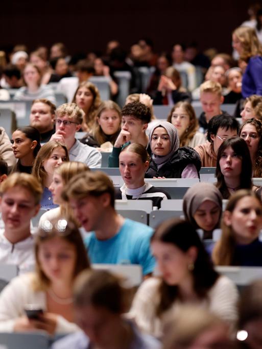 Studenten im Hoersaal am Tag der Erstsemesterbegrueßung zum Wintersemester 2023/24 an der Uni Koeln. 