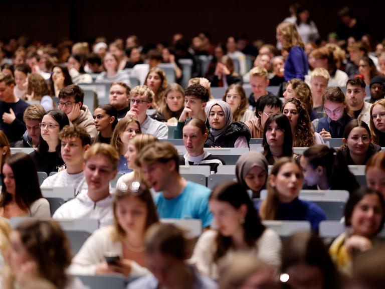 Studenten im Hoersaal am Tag der Erstsemesterbegrueßung zum Wintersemester 2023/24 an der Uni Koeln. 