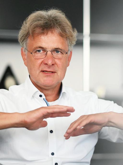 Frank Mentrup (SPD), Oberbürgermeister von Karlsruhe und Präsident des baden-württembergischen Städtetags, gestikuliert.