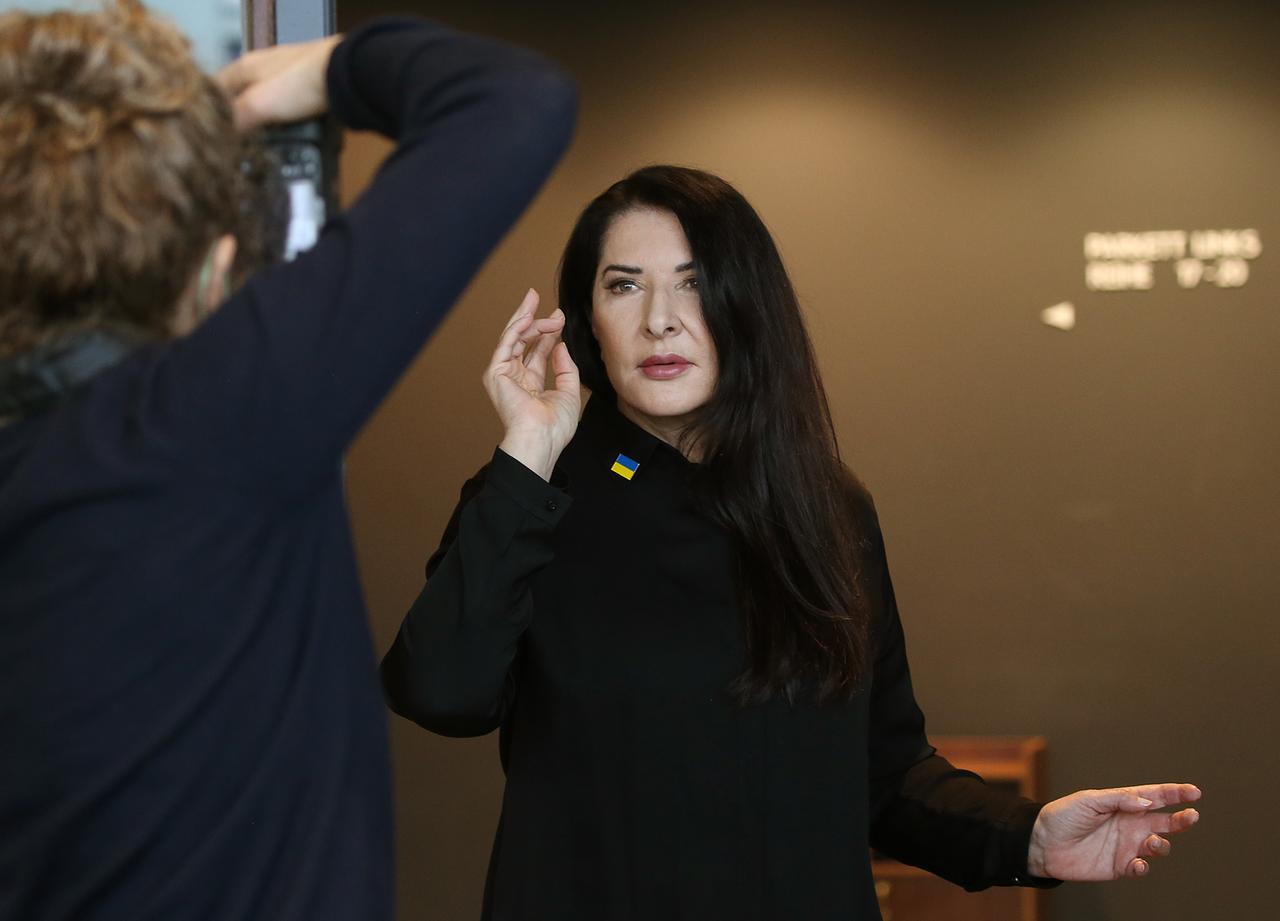 Die Performance-Künstlerin Marina Abramovic posiert zu Beginn einer Pressekonferenz zum Opernprojekt "7 Deaths of Maria Callas" in der Deutschen Oper für die Fotografen