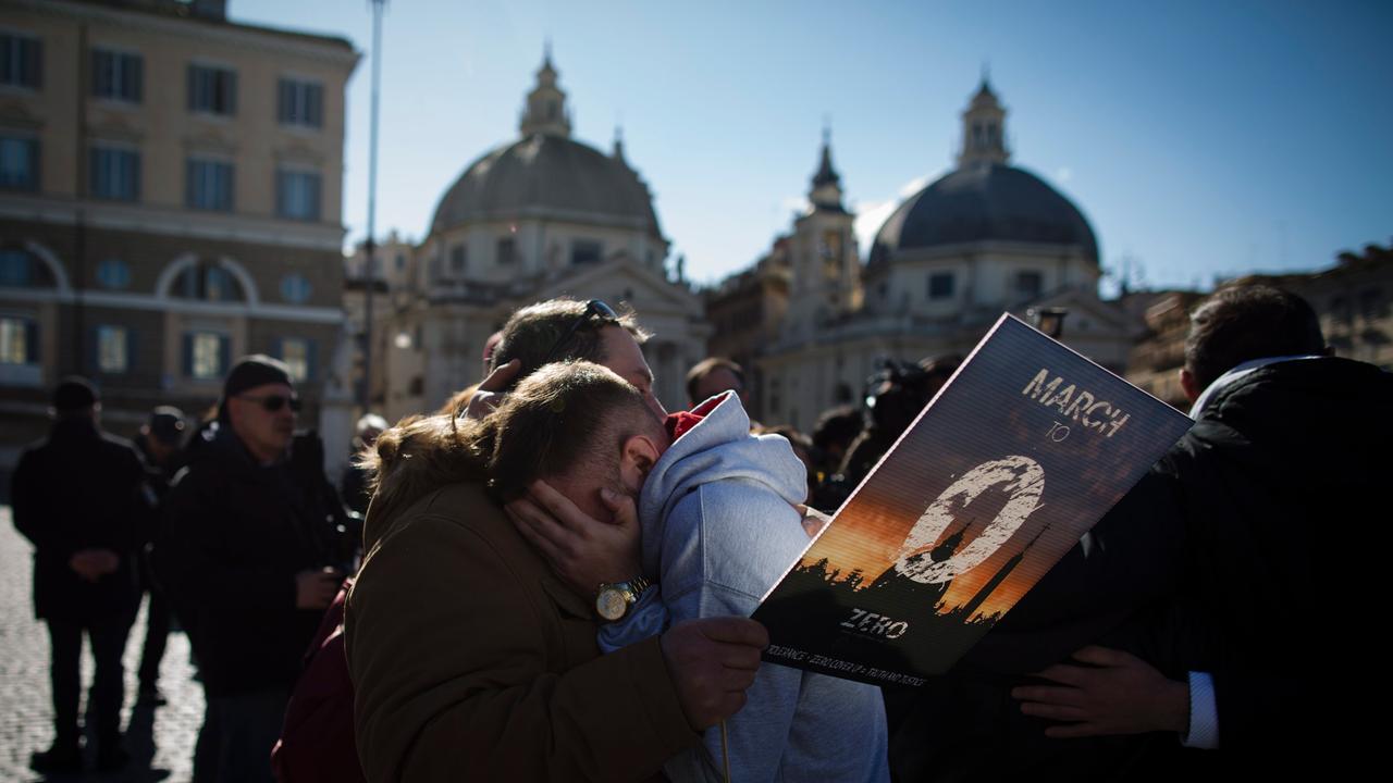 Opfer von Missbrauch und Aktivisten in Rome bei einer Demonstration zur Aufklärung kirchlicher sexueller Gewalt; ein Mensch weint an der Schulter einer Demonstrantin (23. Februar 2023)