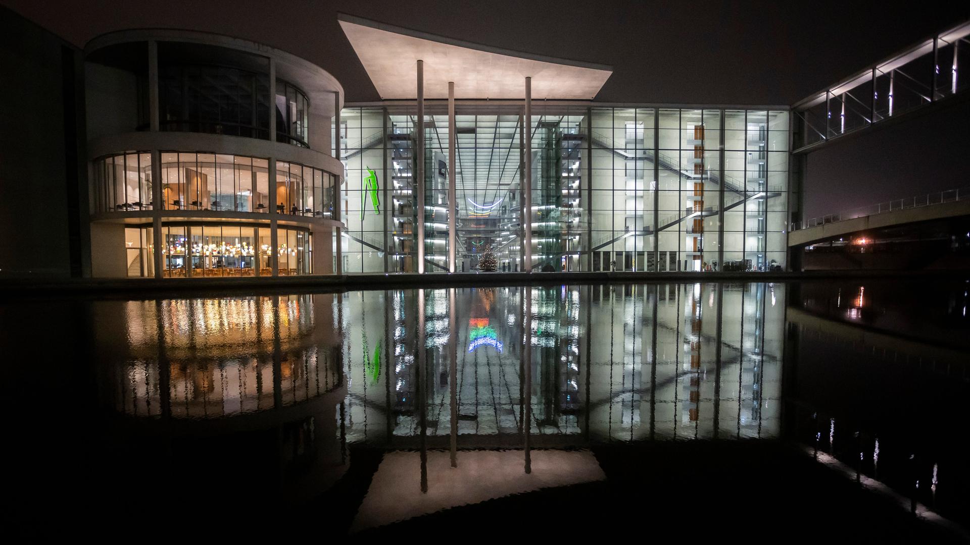Das nächtlich beleuchtete Paul-Löbe-Haus des Deutschen Bundestages spiegelt sich in der Spree - hier tagen regelmäßig Ausschüsse.