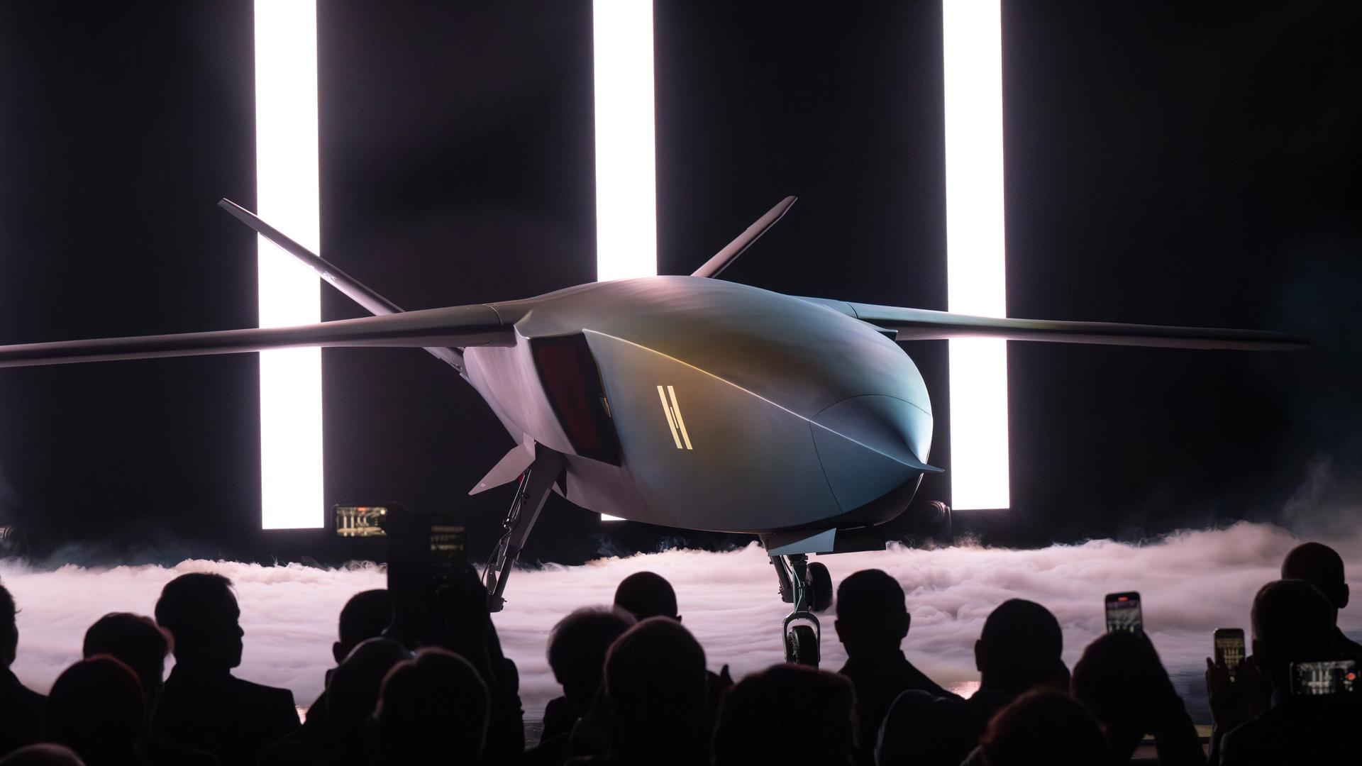 Das unbemannte Kampfflugzeug CA-1 Europa steht in einer Halle. Helsing präsentiert mit CA-1 Europa ein Konzept für ein unbemanntes Kampfflugzeug, das mit KI gesteuert wird. 