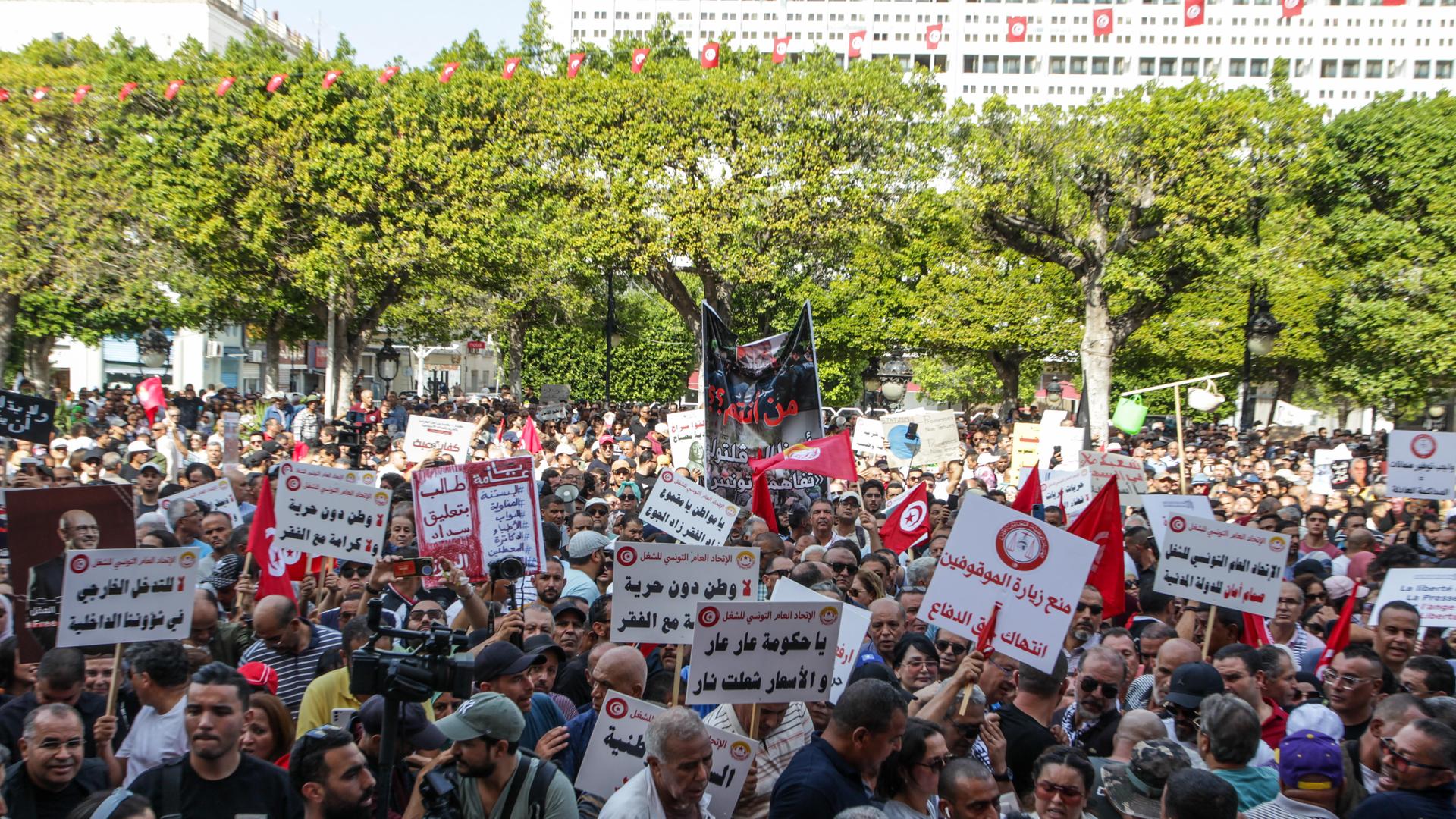 Proteste - Tausende protestieren in Tunesien gegen Präsident Saied