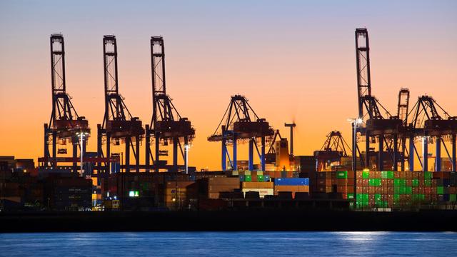 Das Foto zeigt Verladekräne im Hamburger Hafen.