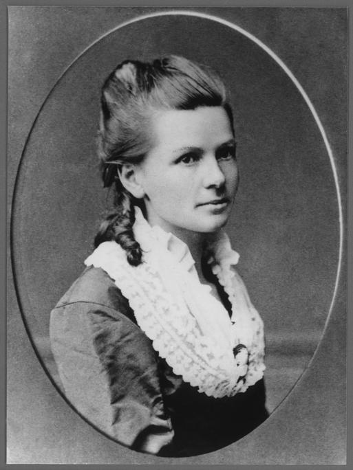 Porträtaufnahme von Bertha Benz als junger Frau, entstanden um 1870.
