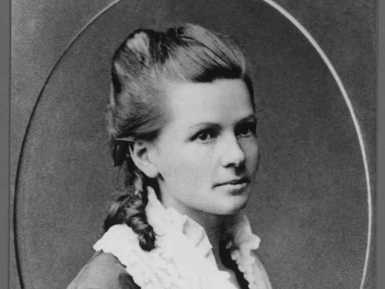 Porträtaufnahme von Bertha Benz als junger Frau, entstanden um 1870.