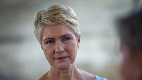 Manuela Schwesig (SPD), die Ministerpräsidentin von Mecklenburg-Vorpommern, im Gespräch bei ihrer Sommertour. 