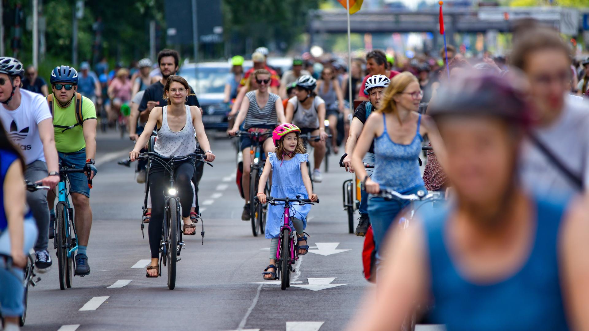 Fahrrad-Sternfahrt in Berlin: Fahrradfahrer radeln auf der Strasse des 17. Juni durch den Tiergarten in Richtung Siegessäule.