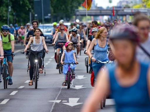 Fahrrad-Sternfahrt in Berlin: Fahrradfahrer radeln auf der Strasse des 17. Juni durch den Tiergarten in Richtung Siegessäule.