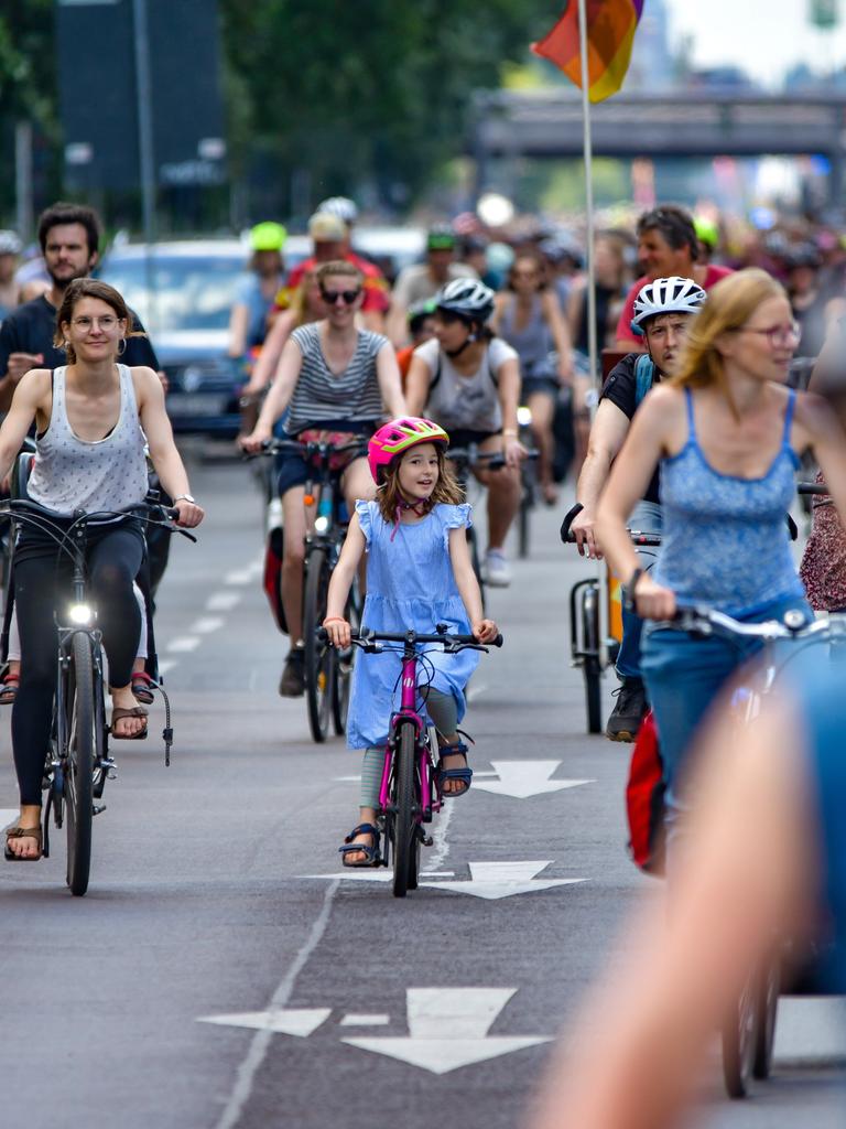 Fahrrad-Sternfahrt in Berlin: Fahrradfahrer radeln auf der Strasse des 17. Juni durch den Tiergarten in Richtung Siegessäule.