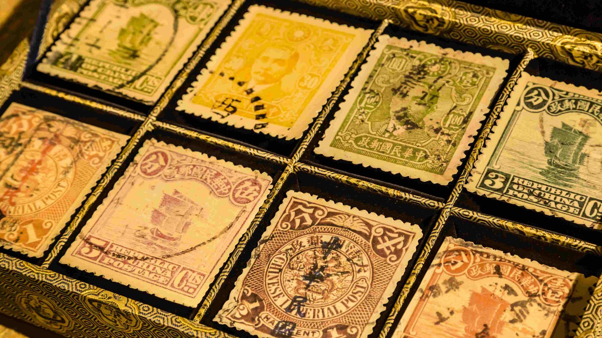 Nahaufnahme einer alten Briefmarkensammlung. Nahaufnahme einer alten Briefmarkensammlung.