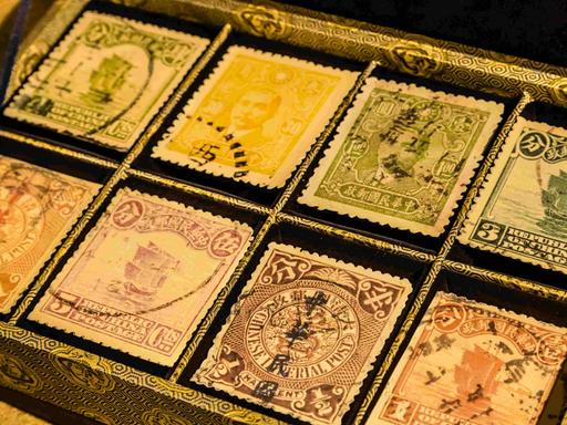 Nahaufnahme einer alten Briefmarkensammlung.
