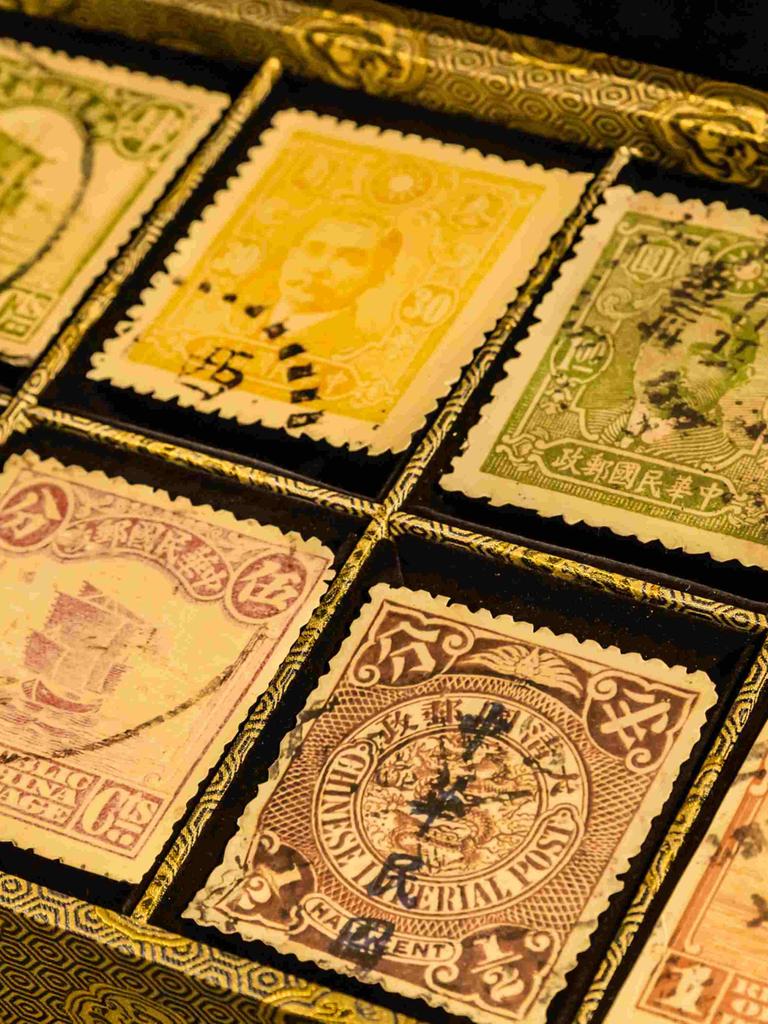 Nahaufnahme einer alten Briefmarkensammlung.