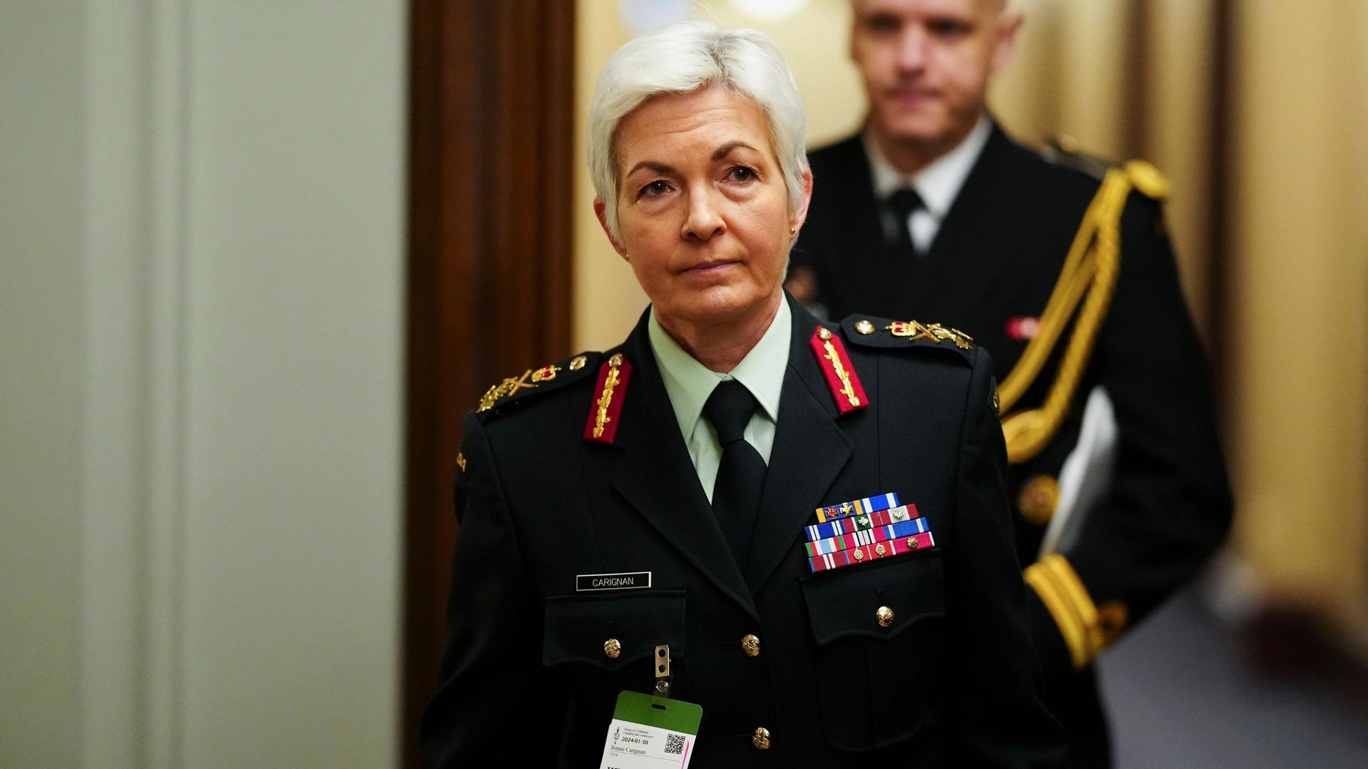 Generalleutnantin Jennie Carignan in voller Uniform. Generalleutnantin Jennie Carignan in voller Uniform.