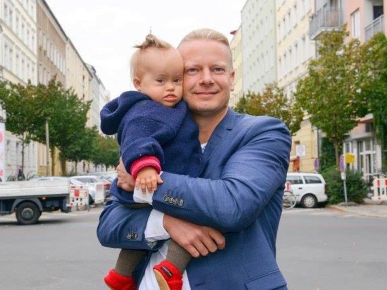 Matthias Thieme und seine Tochter vor einigen Jahren in den Straßen von Berlin.