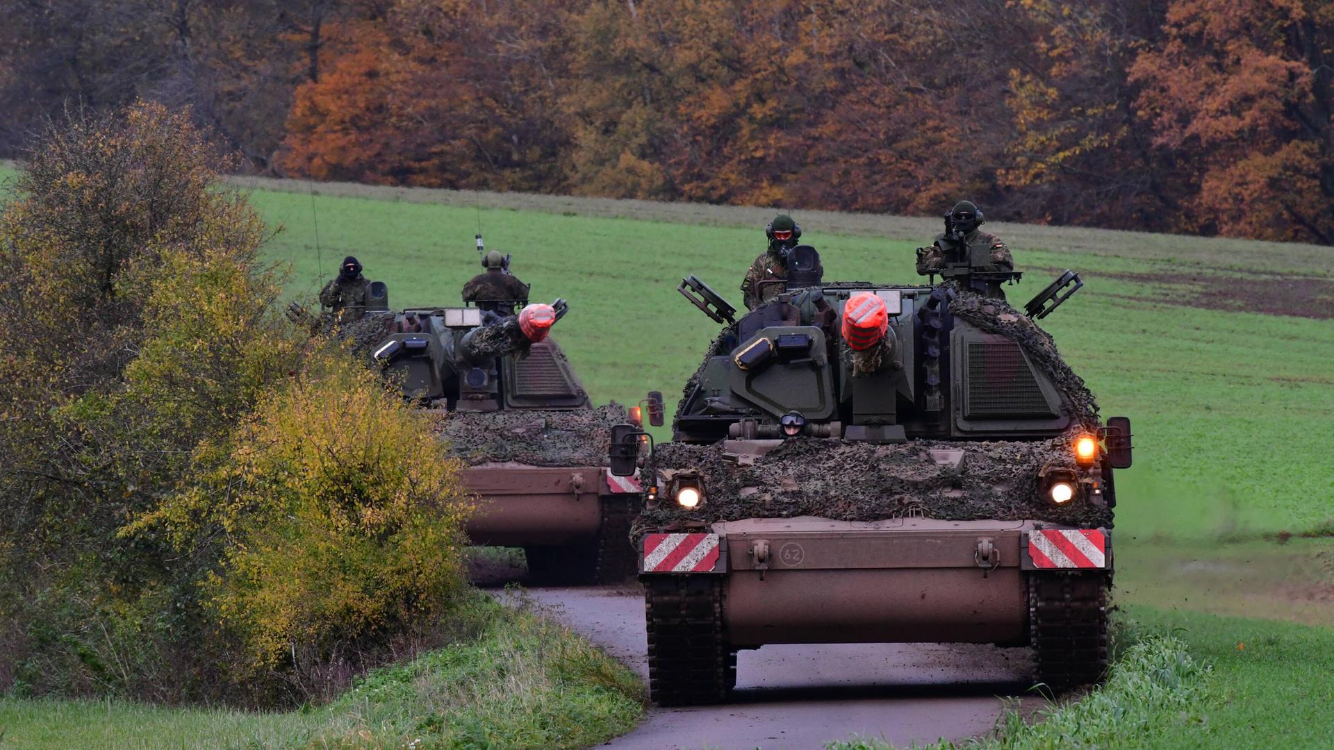 Bundeswehrsoldaten sind auf einer Panzerhaubitze 2000 unterwegs.