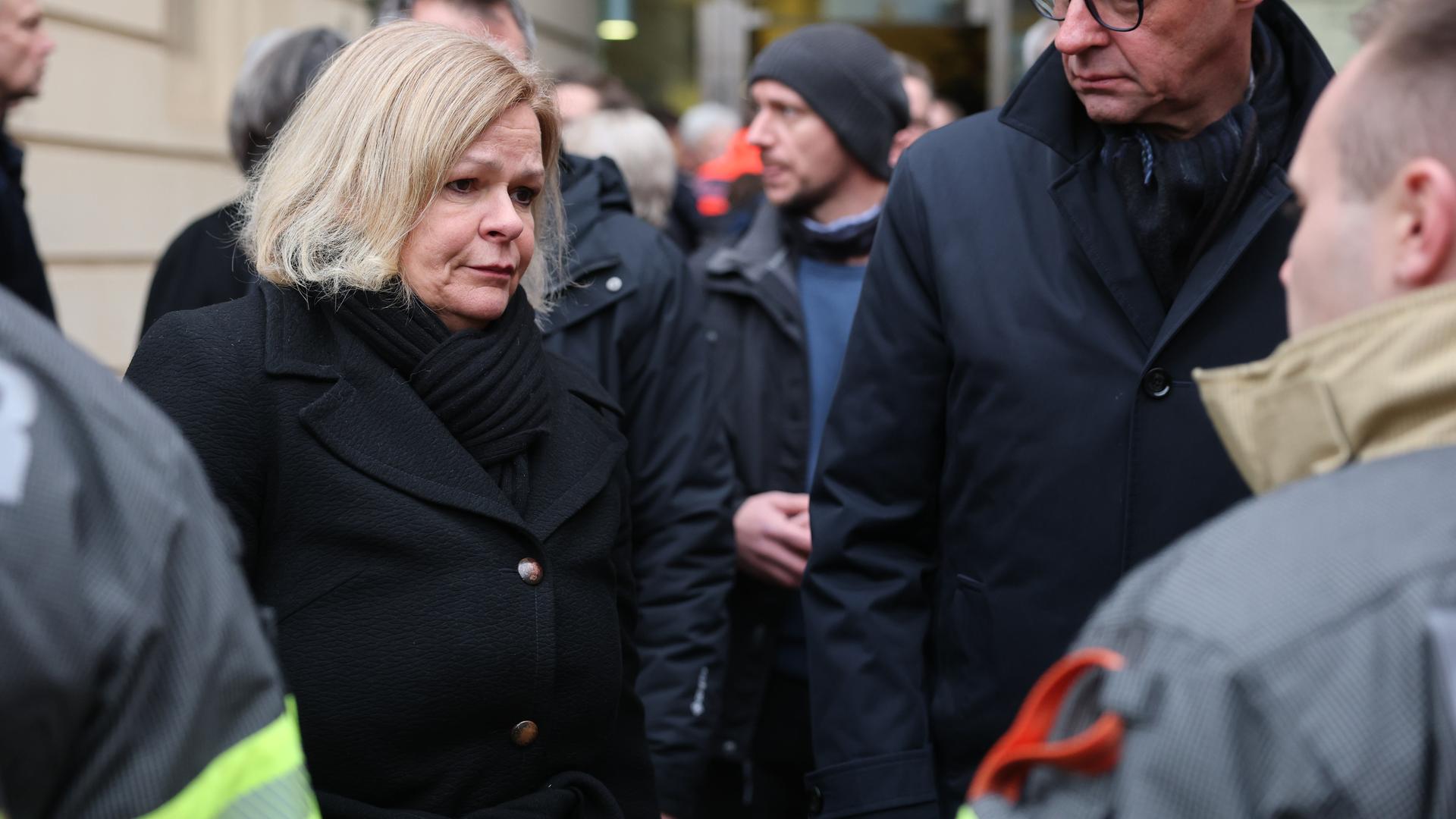 Bundesinnenministerin Nancy Faeser (SPD) und Friedrich Merz, CDU-Bundesvorsitzender und Unions-Kanzlerkandidat, besuchen den Ort der tödlichen Attacke auf dem Magdeburger Weihnachtsmarkt.