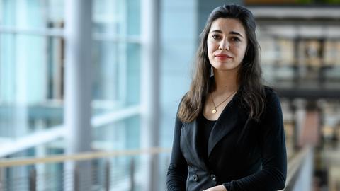 Gazelle Sharmahd, Tochter des im Iran zum Tode verurteilten Deutsch-Iraners Jamshid Sharmahd, steht im Deutschen Bundestag.