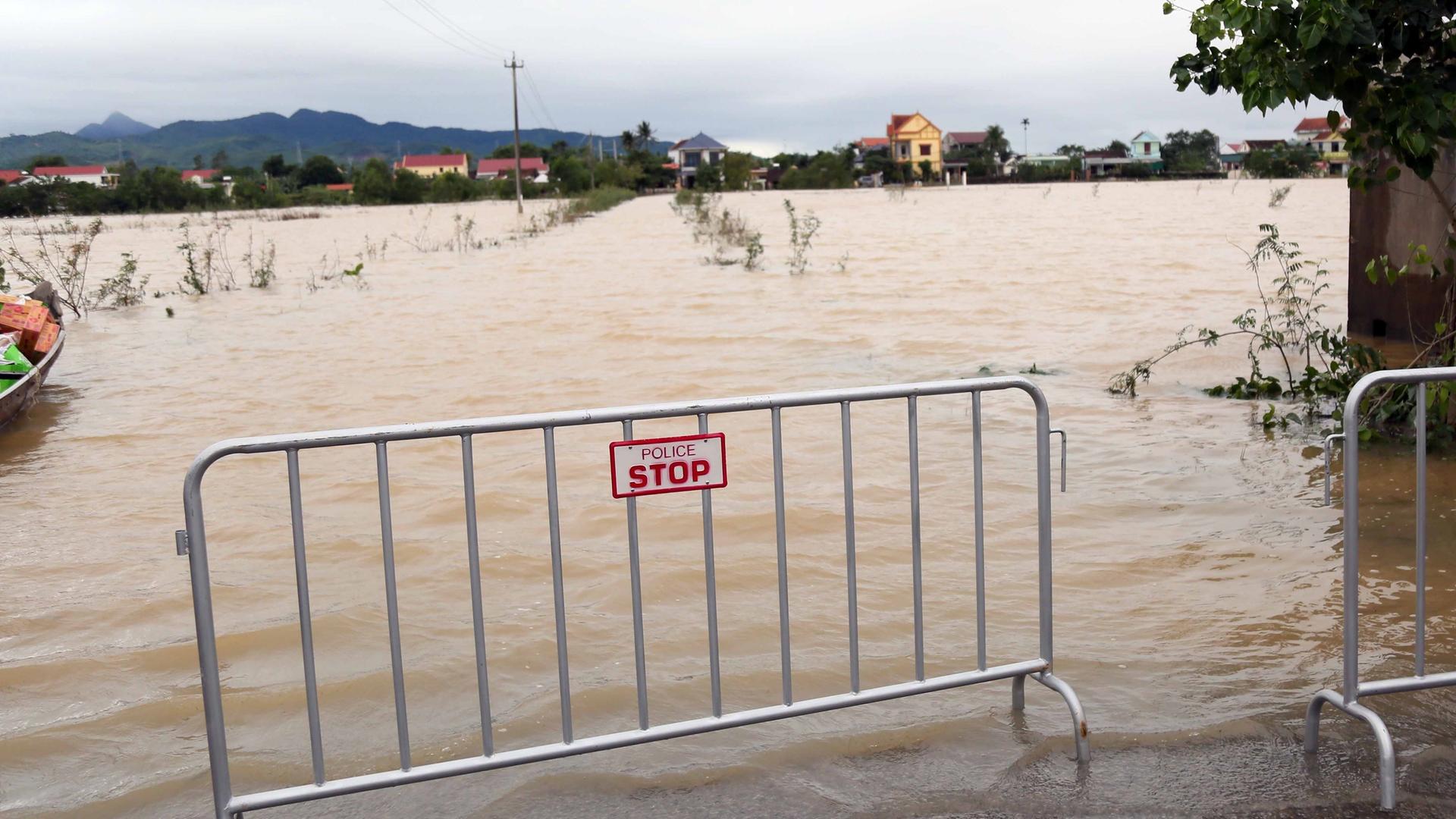 Ein überschwemmtes Gebiet in der Provinz Quang Tri. Nach Rekordregenfällen in Vietnam stehen viele Straßen unter Wasser. Ein überschwemmtes Gebiet in der Provinz Quang Tri. Nach Rekordregenfällen in Vietnam stehen viele Straßen unter Wasser.