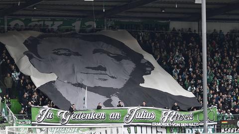 Bei einem Fußballspiel von Greuther Fürth haben Fans ein großes Transparent in Gedenken an den ehemaligen Spieler Julius Hirsch entrollt.