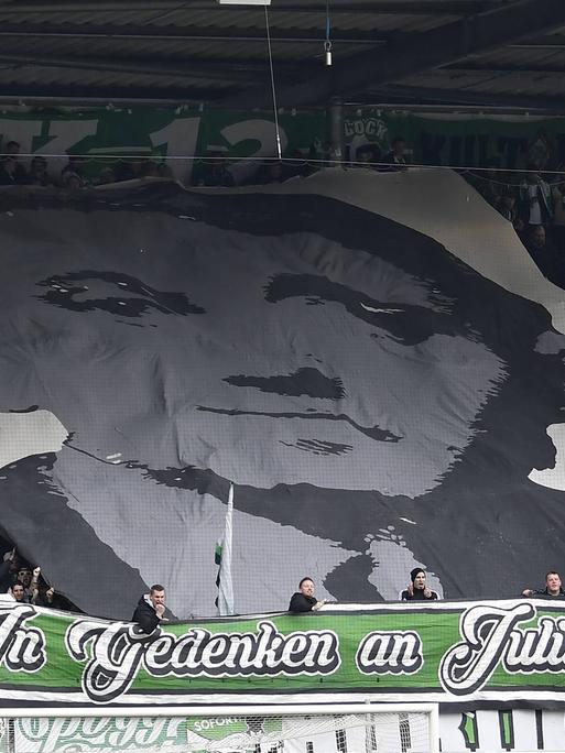 Bei einem Fußballspiel von Greuther Fürth haben Fans ein großes Transparent in Gedenken an den ehemaligen Spieler Julius Hirsch entrollt.