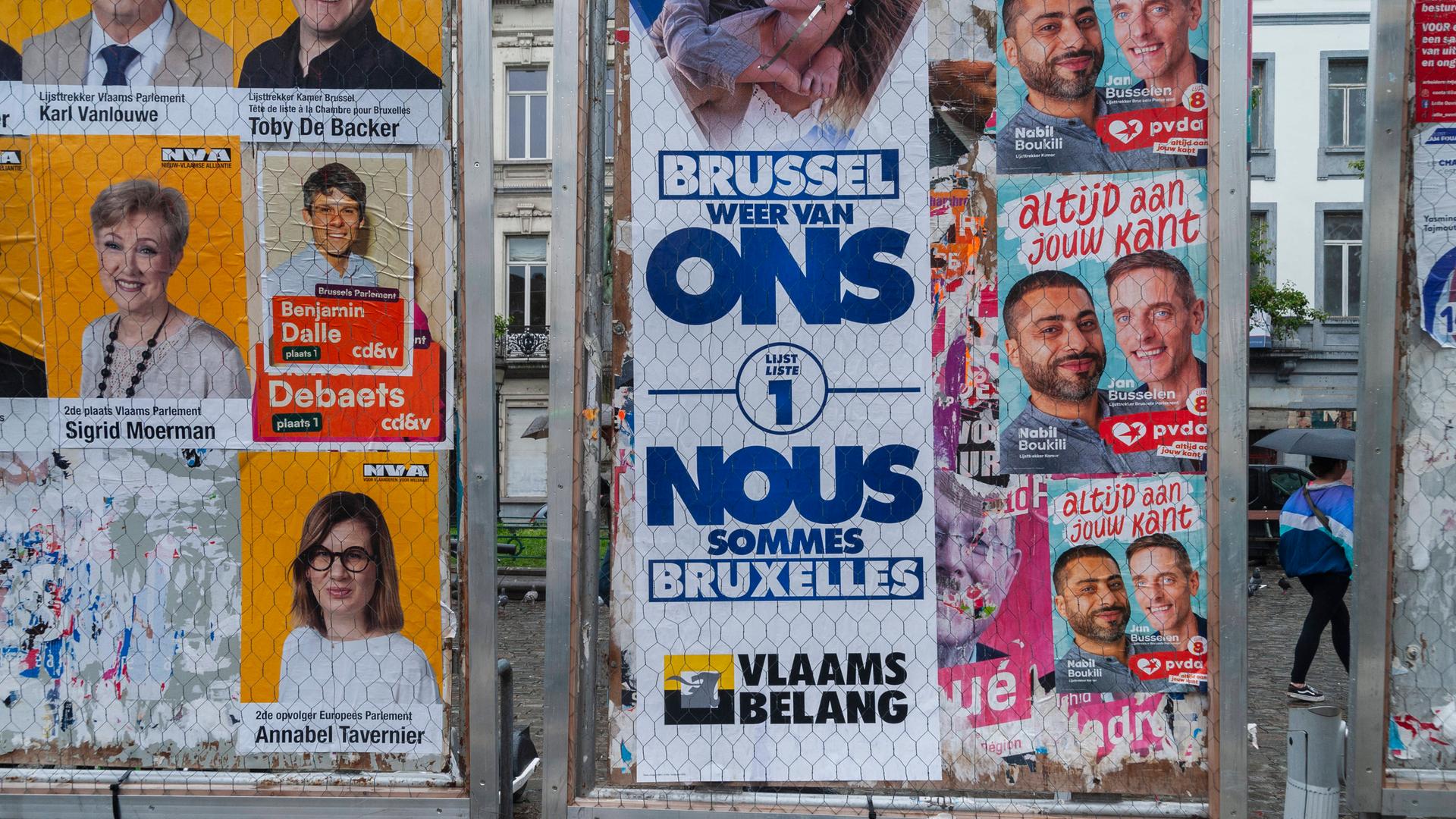 Eine Wand mit Wahlplakaten in Brüssel