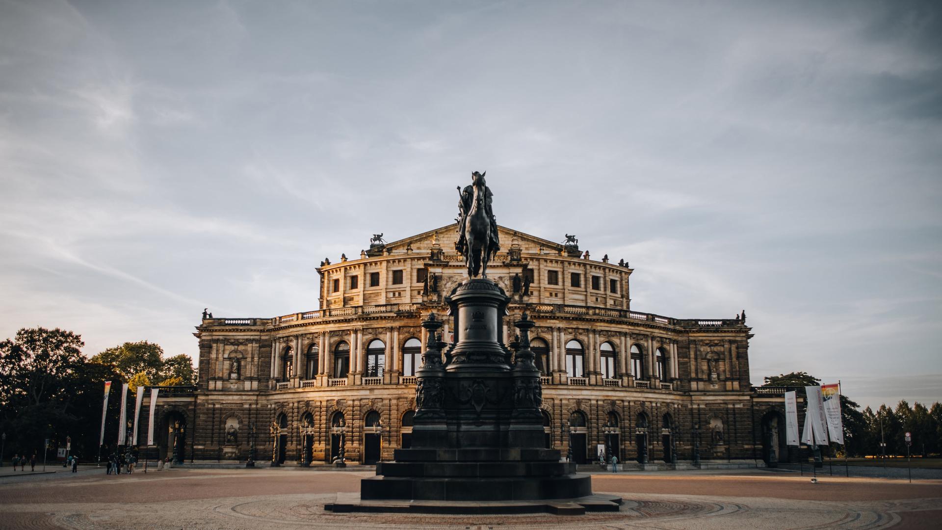 Blick auf die Besuchereingangsfront der Semperoper Dresden.