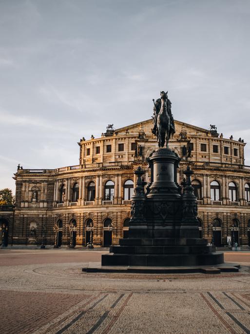 Blick auf die Semperoper Dresden, davor ein Reiterdenkmal Blick auf die Semperoper Dresden, davor ein Reiterdenkmal