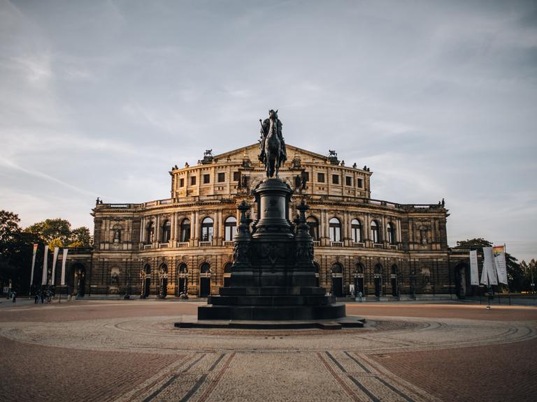 Blick auf die Semperoper Dresden, davor ein Reiterdenkmal Blick auf die Semperoper Dresden, davor ein Reiterdenkmal