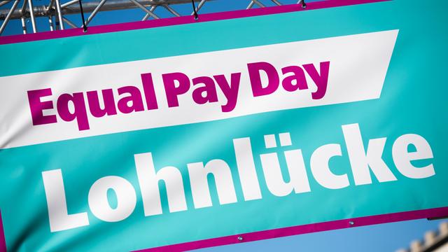 Ein Banner mit der Aufschrift "Equal Pay Day - Lohnlücke". 
