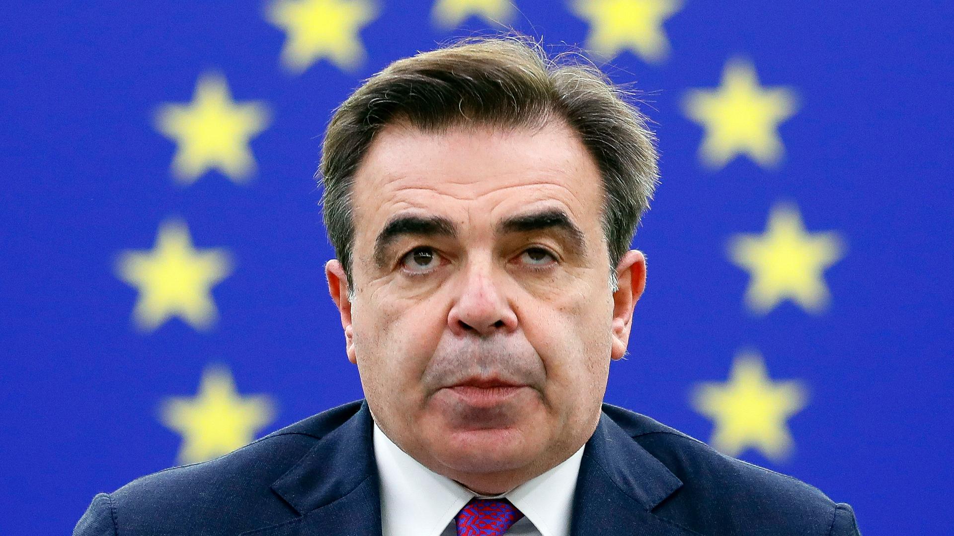 Der Vize-Kommissionspräsident Margaritis Schinas, hinter ihm das EU-Logo.