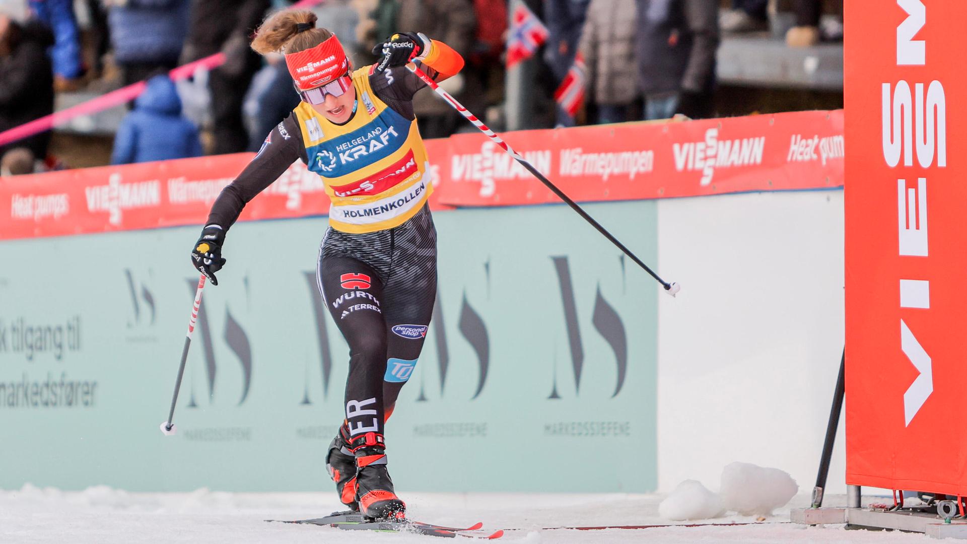 Nathalie Armbruster bewegt sich auf ihren Ski.
      