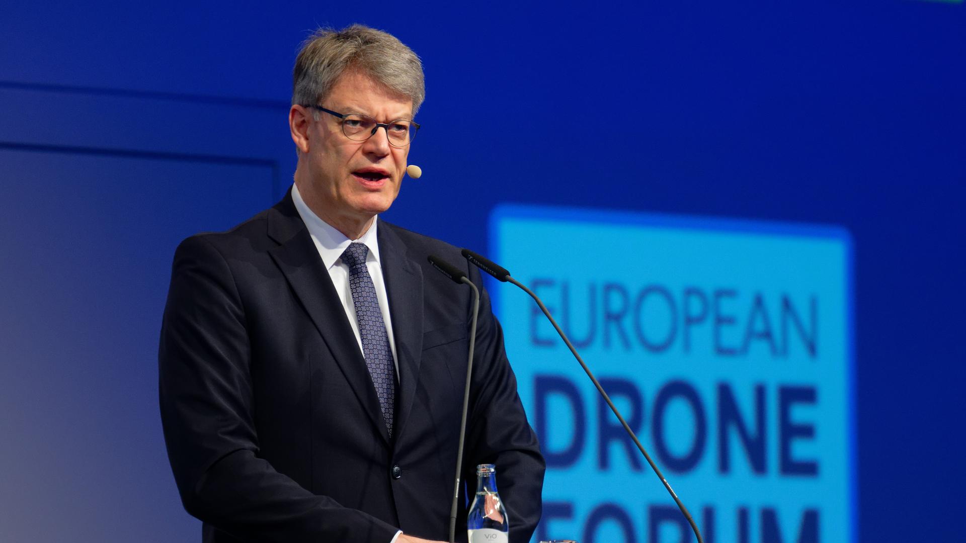 Bundesverkehrsminister Patrick Schnieder (CDU) spricht auf dem Stand der Firma Rheinmetall bei der Eröffnung der Xponential Europe - Leitmesse für Autonomie und Robotik.