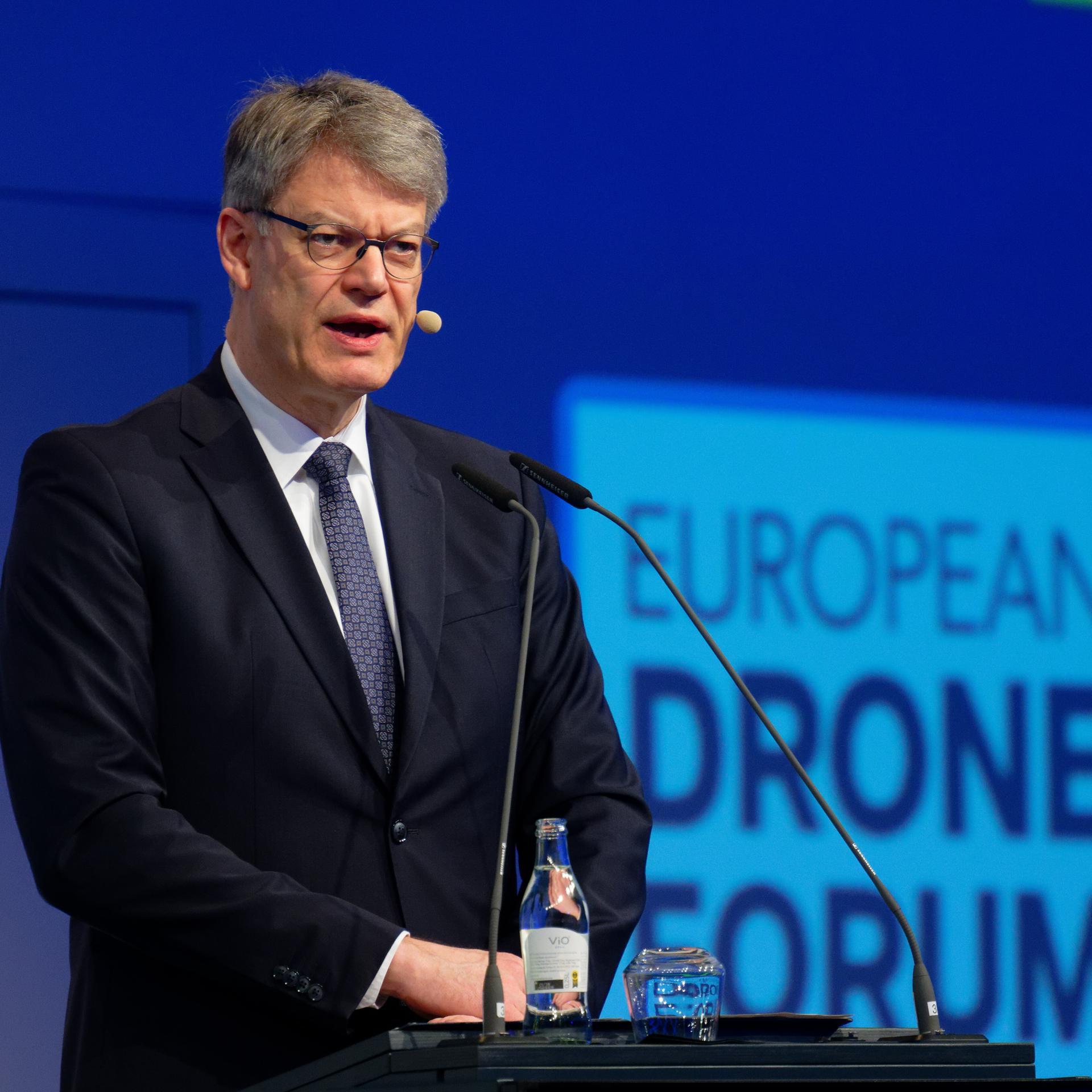 Bundesverkehrsminister Patrick Schnieder (CDU) spricht auf dem Stand der Firma Rheinmetall bei der Eröffnung der Xponential Europe - Leitmesse für Autonomie und Robotik.