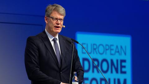 Bundesverkehrsminister Patrick Schnieder (CDU) spricht auf dem Stand der Firma Rheinmetall bei der Eröffnung der Xponential Europe - Leitmesse für Autonomie und Robotik.