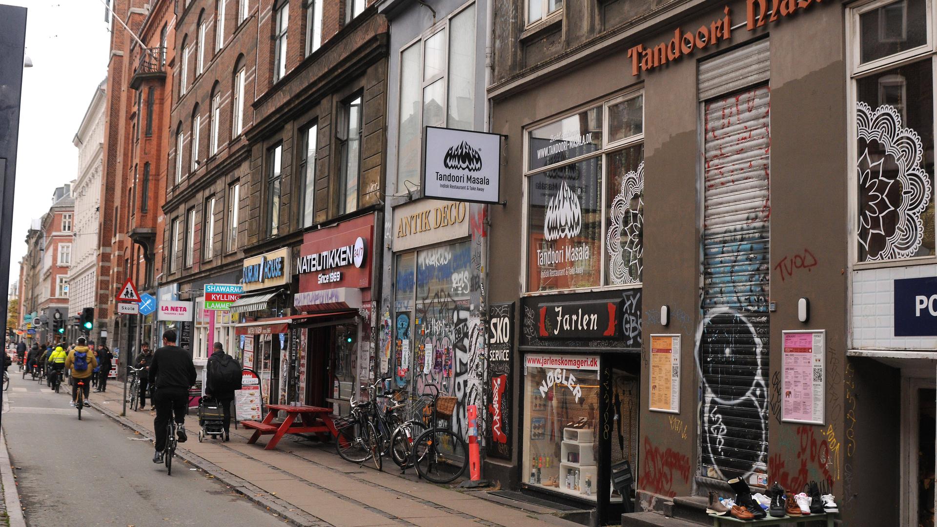 Blick entlang der von ausländischen Geschäften geprägte Noerrobrogade in Kopenhagen Blick entlang der von ausländischen Geschäften geprägte Noerrobrogade in Kopenhagen