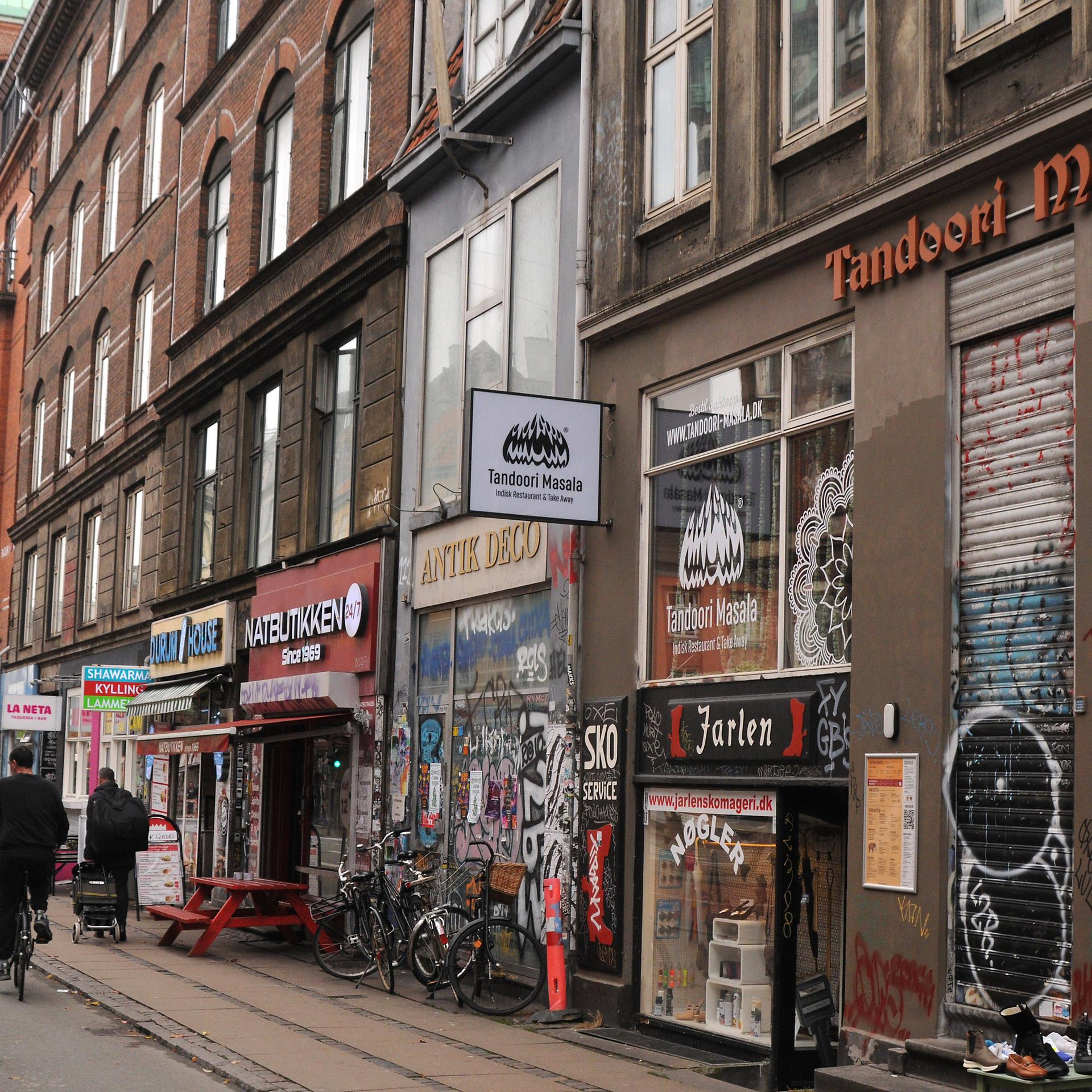 Blick entlang der von ausländischen Geschäften geprägte Noerrobrogade in Kopenhagen