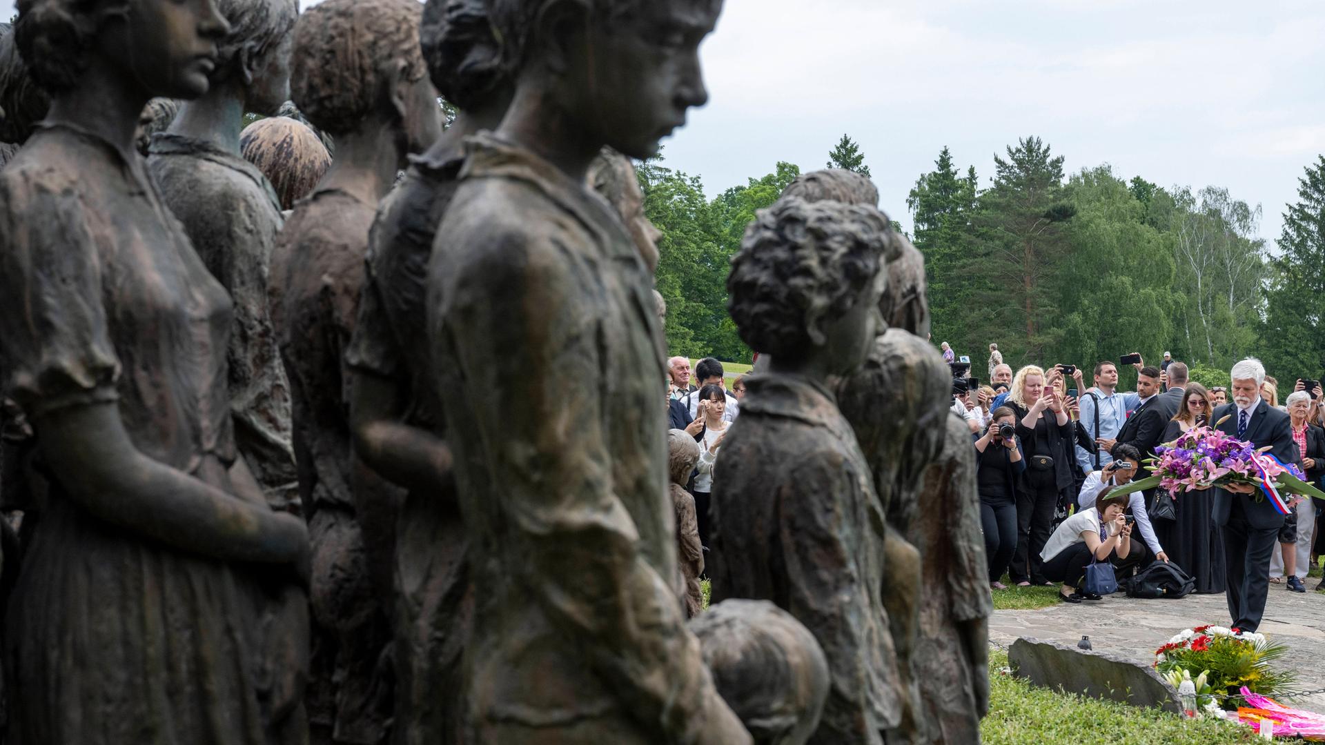 Teilnehmer der Gedenkfeier legen Blumen an der Gedenkstätte Lidice nieder. Teilnehmer der Gedenkfeier legen Blumen an der Gedenkstätte Lidice nieder.