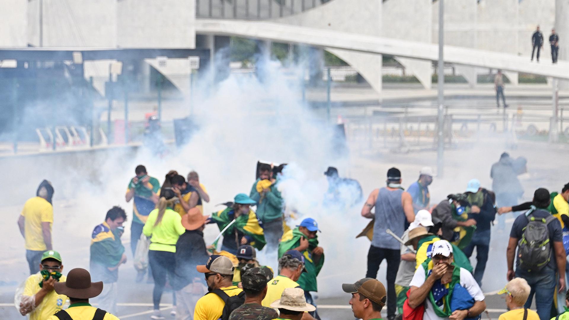 Randalierende Anhänger des früheren Präsidenten Jair Bolsonaro vor dem Kongressgebäude in Brasilia