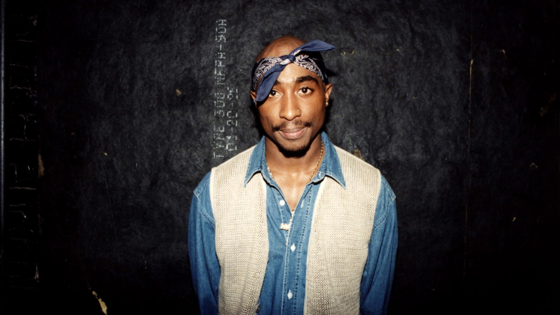 Der Rapper Tupac Shakur posiert hinter der Bühne für Fotos nach seinem Auftritt im Regal Theater in Chicago, Illinois, im März 1994. Der Rapper Tupac Shakur posiert hinter der Bühne für Fotos nach seinem Auftritt im Regal Theater in Chicago, Illinois, im März 1994.