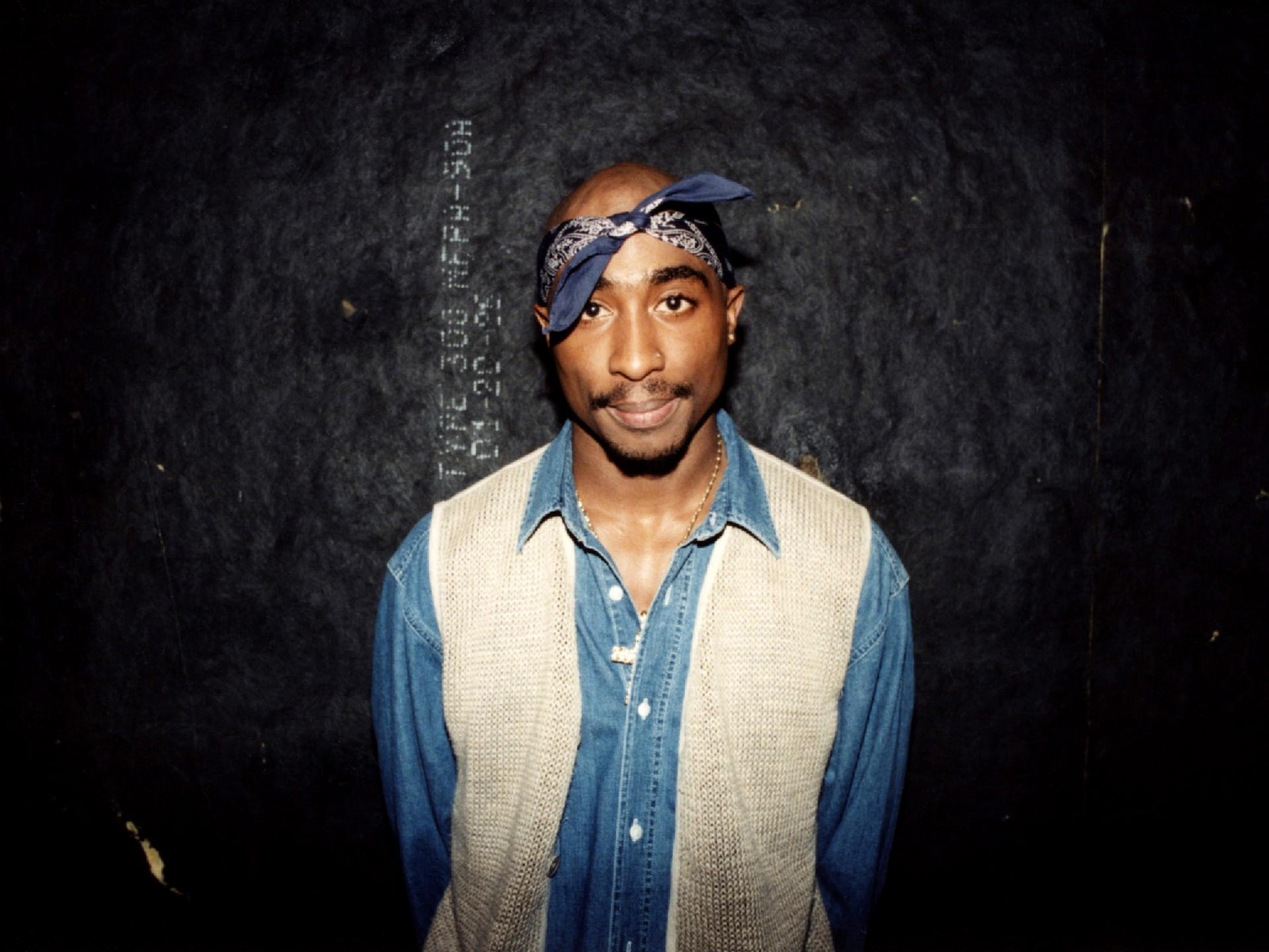 Der Rapper Tupac Shakur posiert hinter der Bühne für Fotos nach seinem Auftritt im Regal Theater in Chicago, Illinois, im März 1994.