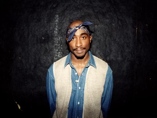 Der Rapper Tupac Shakur posiert hinter der Bühne für Fotos nach seinem Auftritt im Regal Theater in Chicago, Illinois, im März 1994. Der Rapper Tupac Shakur posiert hinter der Bühne für Fotos nach seinem Auftritt im Regal Theater in Chicago, Illinois, im März 1994.