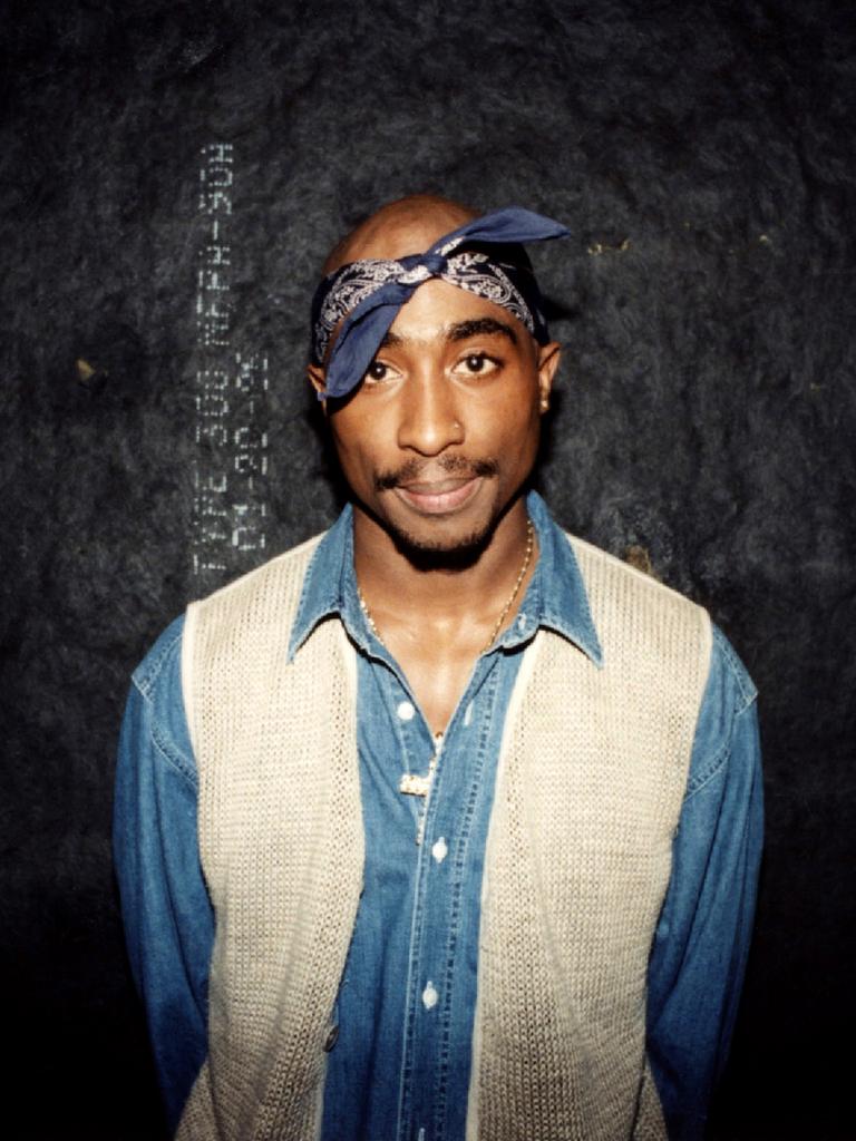 Der Rapper Tupac Shakur posiert hinter der Bühne für Fotos nach seinem Auftritt im Regal Theater in Chicago, Illinois, im März 1994. Der Rapper Tupac Shakur posiert hinter der Bühne für Fotos nach seinem Auftritt im Regal Theater in Chicago, Illinois, im März 1994.