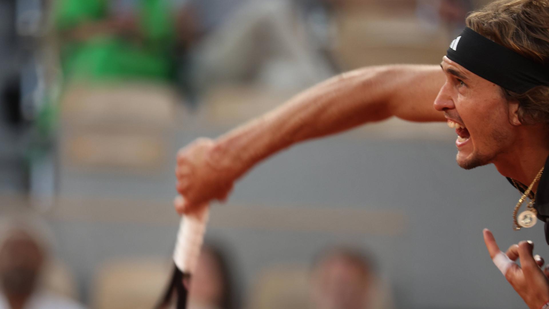 Alexander Zverev im Match gegen Grigor Dimitrov aus Bulgarien bei den French Open in Paris. Alexander Zverev im Match gegen Grigor Dimitrov aus Bulgarien bei den French Open in Paris.