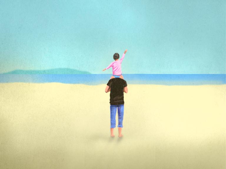 Eine aquarellartige Illustration zeigt von hinten einen barfüßigen Mann, der ein Kind auf seinen Schultern trägt. Beide stehen an einem hellen Sandstrand und blicken auf das ruhige blaue Meer. Eine aquarellartige Illustration zeigt von hinten einen barfüßigen Mann, der ein Kind auf seinen Schultern trägt. Beide stehen an einem hellen Sandstrand und blicken auf das ruhige blaue Meer.